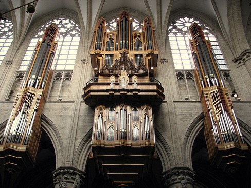 800px-Grenzing_Organ_in_the_St._Michael_and_Gudula_Cathedral_Brussels